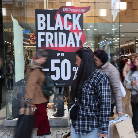 Black Friday: Πλήθος στην Ερμού, αλλά χαμηλές αγορές