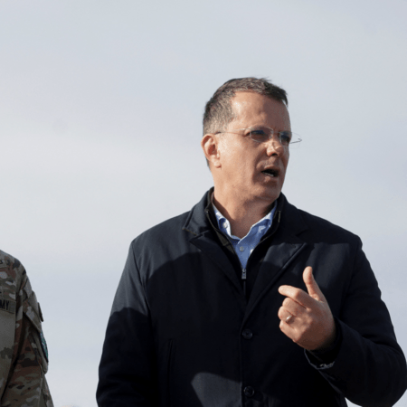 Ρουμανία: Παραιτήθηκε ο υπουργός Άμυνας μετά την αποκάλυψη ότι παραποίησε το βιογραφικό του