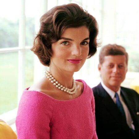 Σε δημοπρασία το εμβληματικό μοβ παλτό της Τζάκι Κένεντι Ωνάση