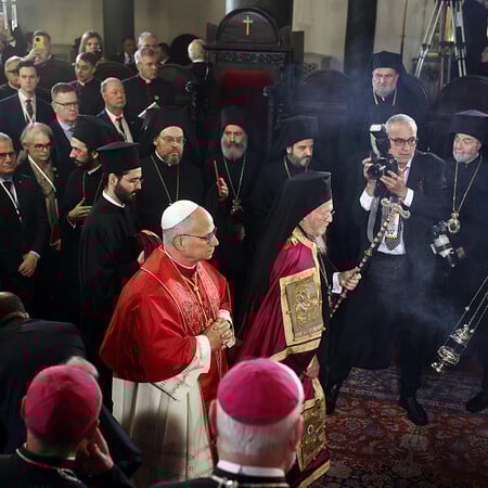 Στο Φανάρι ο Πάπας Λέων – Ιστορική συνάντηση με τον Οικουμενικό Πατριάρχη Βαρθολομαίο