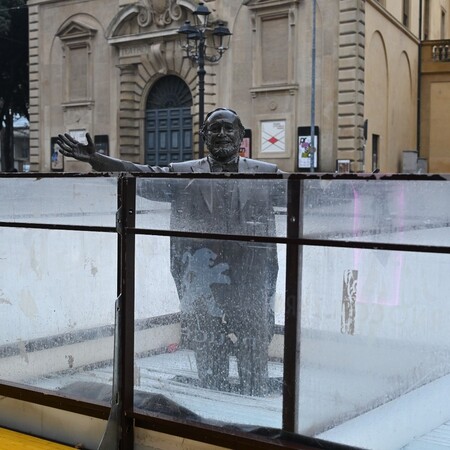 Λουτσιάνο Παβαρότι: Αντιδράσεις για την κατασκευή παγοδρομίου περιμετρικά του αγάλματός του