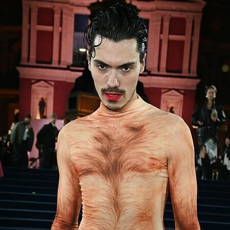 Η εμφάνιση-πρόκληση του Elias Medini στα Fashion Awards συζητήθηκε όσο καμία άλλη