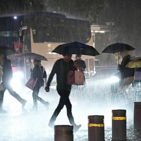 Σφοδρή καταιγίδα τώρα στην Αττική - Η εξέλιξη της κακοκαιρίας Byron τις επόμενες ώρες