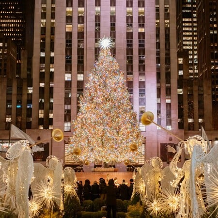 Χριστούγεννα 2025: Η εντυπωσιακή φωταγώγηση του χριστουγεννιάτικου δέντρου στο Rockfeller Center της Νέας Υόρκης