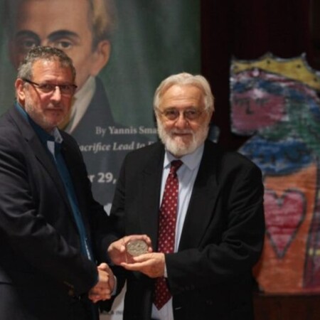 ΣΜΑΡΑΓΔΗΣ ΤΑΙΝΙΑ ΚΑΠΟΔΙΣΤΡΙΑ ΠΡΕΜΙΕΡΑ ΝΕΑ ΥΟΡΚΗ ΒΡΑΒΕΥΣΗ