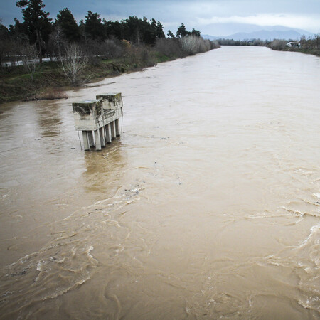 Κακοκαιρία Byron: Συναγερμός σε Τρίκαλα και Λάρισα - Υπερχείλισαν Πηνειός και Επινέας