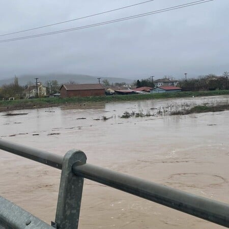 Κακοκαιρία Byron: Εκκενώνεται χωριό μετά την υπερχείλιση παραπόταμου του Ενιπέα
