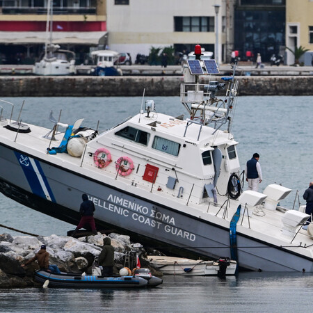 Βόλος: Σκάφος του Λιμενικού προσέκρουσε στα βράχια 