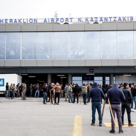 Αγρότες: Άνοιξαν τα αεροδρόμια σε Ηράκλειο και Χανιά μετά τα επεισόδια