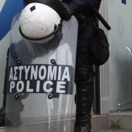 Επίθεση στο Α.Τ. Κυψέλης: Ελεύθεροι και οι 14 που προσήχθησαν μετά τις μολότοφ