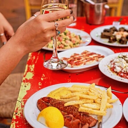 Ταβέρνα Λεύκα: Παράδοση, κήπος και αυθεντικές γεύσεις