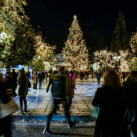 Χριστούγεννα 2025: Πότε ξεκινά το εορταστικό ωράριο - Ποιες Κυριακές θα είναι ανοιχτά τα καταστήματα