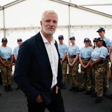 «Η σκιά του πολέμου επιστρέφει στην Ευρώπη»: Η Βρετανία προετοιμάζει την κοινωνία για ενδεχόμενο πόλεμο