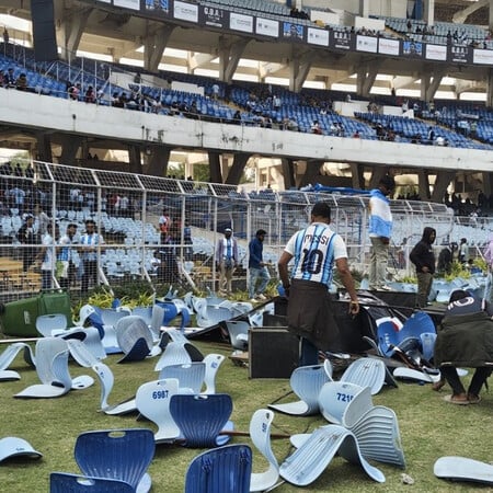 Λιονέλ Μέσι: Χάος στην έναρξη της περιοδείας του στην Ινδία - Eξαγριωμένοι φίλαθλοι πετούσαν καθίσματα