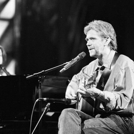 Στο πλευρό του Nemo ο Ιρλανδός νικητής της Eurovision - Επιστρέφει το τρόπαιο λόγω Ισραήλ 