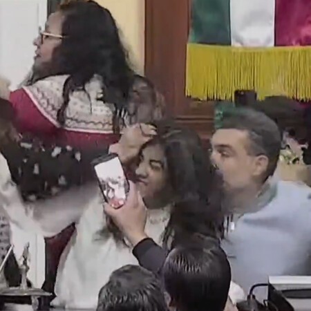 Μεξικό: Πιάστηκαν στα χέρια μέσα στη Βουλή - Σπρωξιές, χαστούκια και τραβήγματα μαλλιών σε live μετάδοση