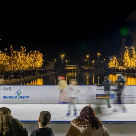Skate, glow, repeat Με τη στήριξη του Φυσικού Αερίου Ελληνική Εταιρεία Ενέργειας, το Παγοδρόμιο του ΚΠΙΣΝ γίνεται φέτος το πιο φωτεινό και inclusive σημείο του Χριστουγεννιάτικου Κόσμου