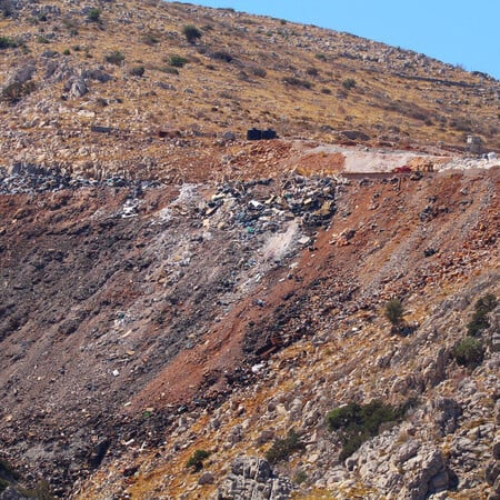 Μια χωματερή κόντρα στην ιστορία της Ύδρας