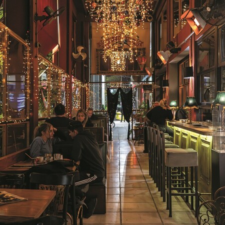 Urban Bar: Εδώ μαζεύονται τρεις διαφορετικές γειτονιές, και καθεμία έχει έναν καλό λόγο