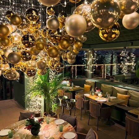 Γιορτές με γεύση, θέα και αθηναϊκή λάμψη στο 10 Urban Roof