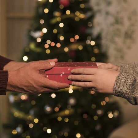 10 χρόνια «Δώρο Αγάπης»: Το μαγικό κουτί αλληλεγγύης του ΑΒ κρύβει φέτος μια έκπληξη