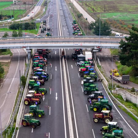 Αγρότες: Με δυσκολία διεξάγεται η έξοδος των αδειούχων - Ουρές στην Αθηνών - Λαμίας