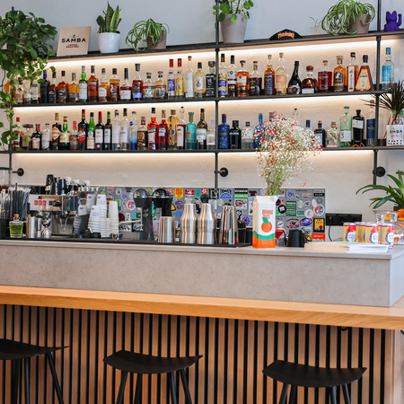 Commune: Specialty καφές, premium ποτά και μια συλλογή από βινύλια σε ένα νέο υβριδικό στέκι