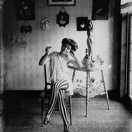 «Τι χρειάζονται λόγια εκεί, όπου η παντομίμα είνε τόσον εύγλωττη!»: Μία ώρα στο γύρισμα «ασέμνων ταινιών»