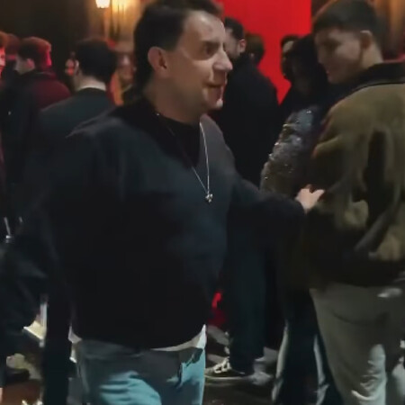 Γιώργος Μαζωνάκης: Βγήκε έξω από το νυχτερινό κέντρο για να χαιρετήσει τον κόσμο που περίμενε να μπει