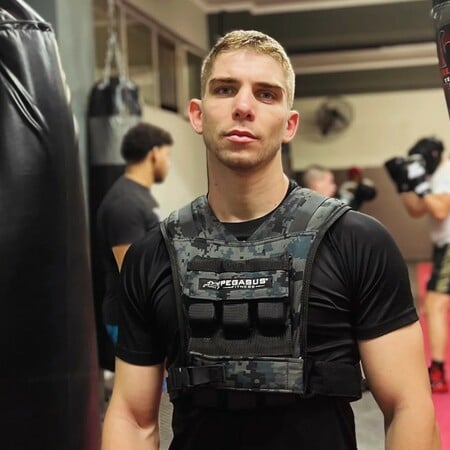 Επίθεση στον kick boxer Γιάννη Τσουκαλά: «Ένιωσε ότι πέρασε τρένο από πάνω του», λέει ο αδελφός του