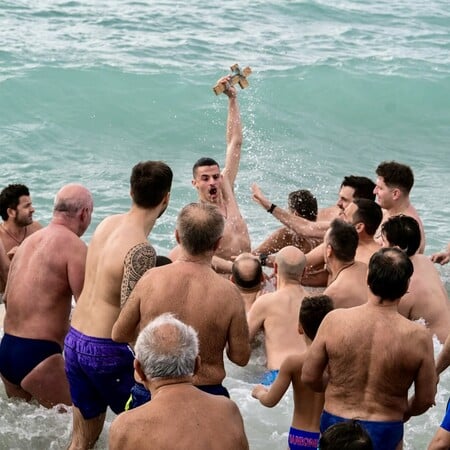 Θεοφάνεια 2026: 30 εικόνες από τον αγιασμό των υδάτων σε όλη τη χώρα