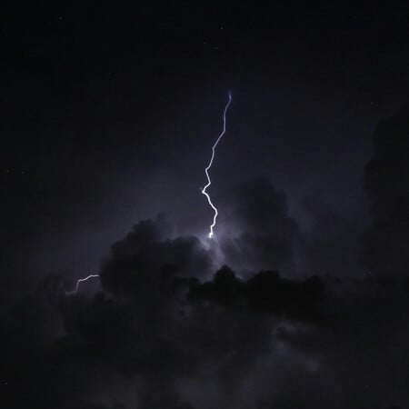 Καιρός: Βαρομετρικό χαμηλό συνοδευόμενο από ψυχρό μέτωπο πλησιάζει τη χώρα - Έρχονται καταιγίδες και χιόνια