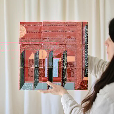 Η Μυρσίνη Αλεξανδρίδη ζωγραφίζει πλακάκια και δημιουργεί έργα τέχνης