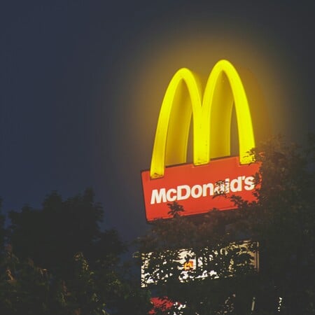 McDonald's: Συνδικάτα κατηγορούν την εταιρεία για «επαναλαμβανόμενη παρενόχληση» σε βάρος «κυρίως έφηβων» εργαζομένων