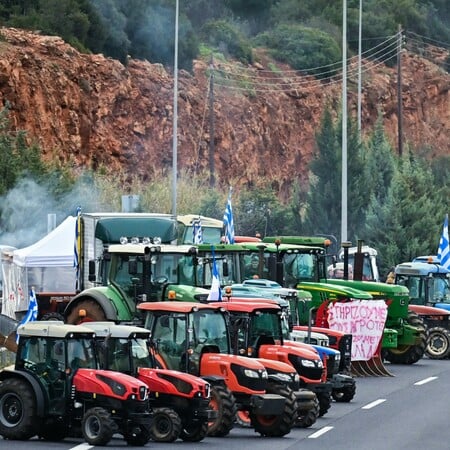 Αγρότες: Δύο επιτροπές στο Μαξίμου την Τρίτη - «Μαλακώνουν» τα μπλόκα ενόψει της συνάντησης