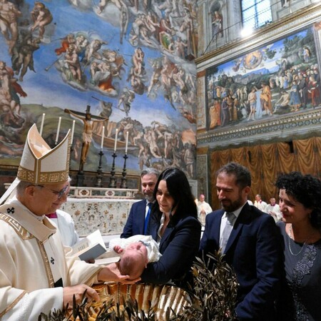 ΠΑΠΑΣ ΛΕΟΝ ΚΑΠΕΛΑ ΣΙΞΤΙΝΑ ΒΑΠΤΙΣΗ 