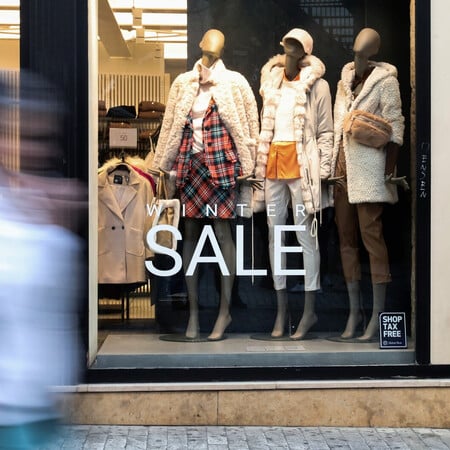 Χειμερινές εκπτώσεις 2026: «Πρεμιέρα» αύριο - Ποιες Κυριακές λειτουργούν τα καταστήματα