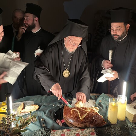 Τα απρόοπτα στην κοπή πίτας με τον Πατριάρχη Βαρθολομαίο: Τα μαχαίρια και το σχόλιο για «κακό οιωνό»