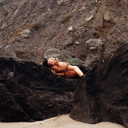 Κράτα με λίγο ακόμη. Κι εγώ θα κρατήσω εσένα/ από τον Πάνο Μιχαήλ