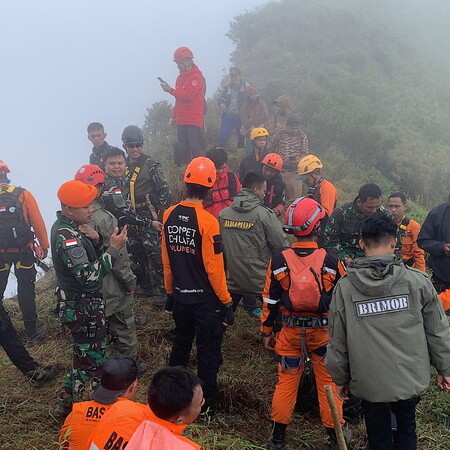 Συντριβή αεροσκάφους στην Ινδονησία: Εντοπίστηκε σορός επιβάτη