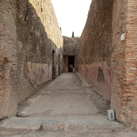 ΠΟΜΠΗΙΑ ΙΤΑΛΙΑ ΜΗΝΥΜΑ