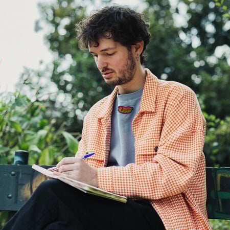 O εικονογράφος Βασίλης Κουτσογιάννης δυσκολεύεται να περιγράψει το στυλ του