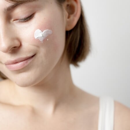 Κρύο έξω, ζέστη μέσα: 2 απαραίτητα προϊόντα για το ευαίσθητο, με τάση ερυθρότητας δέρμα