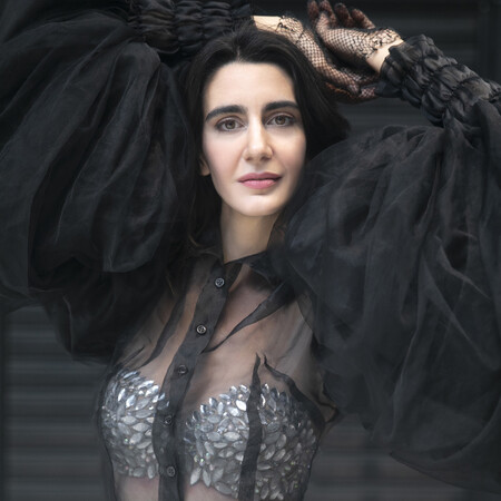 Θέμις Εικοσιπεντάρχου (Themis Eleni): Μια καλλιτέχνις που κάνει το γέλιο τελετουργία