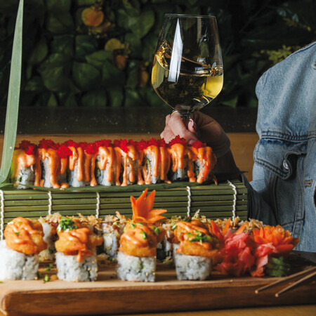 Drunk Duck: Η Καλλιθέα πίνει κοκτέιλ και τρώει σούσι