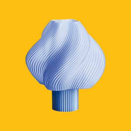 Ρούχα, αξεσουάρ και ένα ανάγλυφο φωτιστικό για το σαλόνι σας