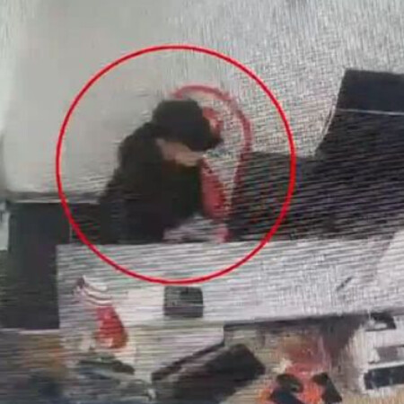 Εξαφάνιση Λόρα: H στιγμή που η 16χρονη αγοράζει αεροπορικό εισιτήριο στην Ομόνοια για Γερμανία