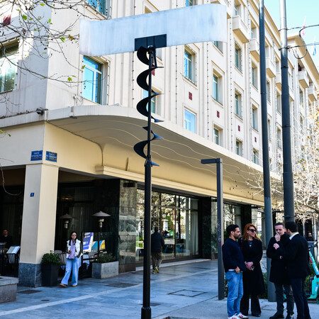 O Δήμος Αθηναίων καλωσορίζει το εμβληματικό έργο του διεθνούς γλύπτη Takis στην καρδιά της Αθήνας