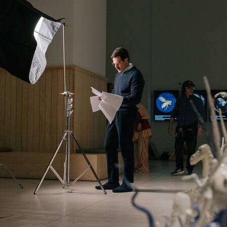 33’ με τον Άνταμ Κρίστιαν Κλαρκ στα γυρίσματα της ταινίας του «Bells»