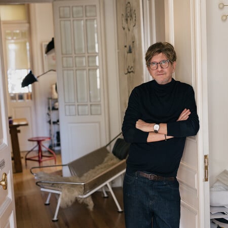 Costas Coutayar: Φωτογράφος. Γεννήθηκε στο Κερατσίνι, ζει στο Κολωνάκι.